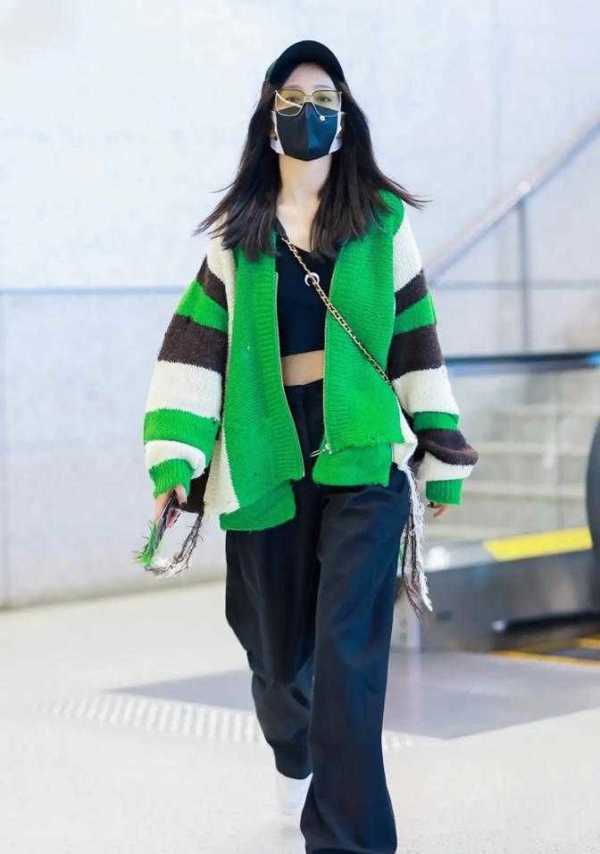 黑色 佟丽娅离婚后更敢穿，绿色针织开衫配露脐装走机场，时髦似大学生