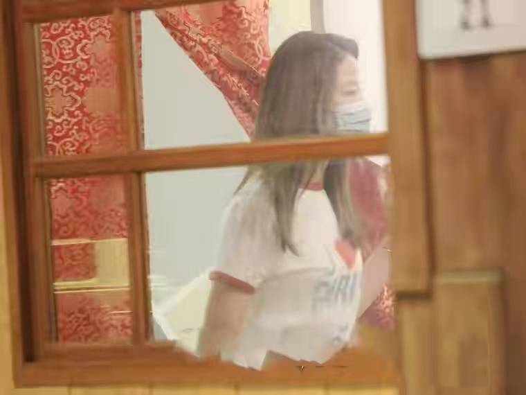 贾静雯 贾静雯庆47岁生日超排面!林心如霍建华到场,T恤穿好几年太寒酸