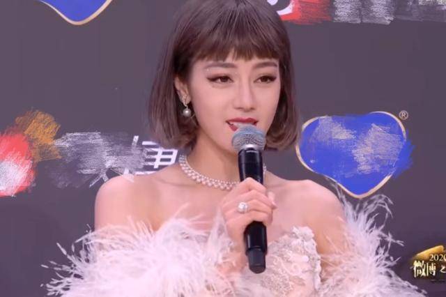 赵丽颖 微博之夜女星造型:赵丽颖穿奢牌,金晨红裙艳压,鞠婧祎腰细瞩目!