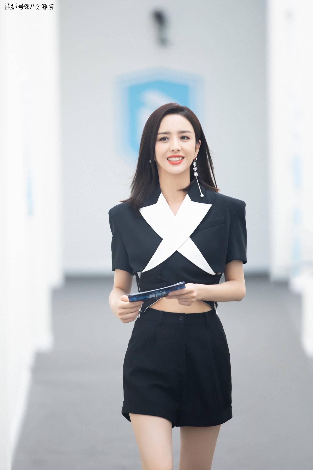 黑色 佟丽娅不愧是“颜值天花板”,穿薄纱上衣配半身裙,哪像38的人