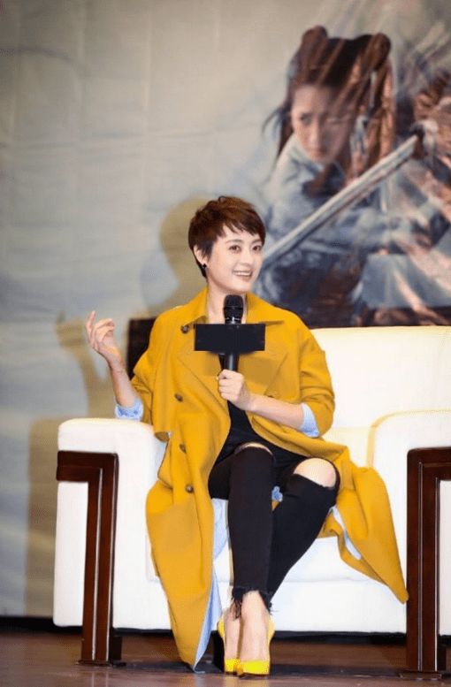 设计 真看不出孙俪快40了，一袭黄色风衣洋气又高级，时髦度不输00后