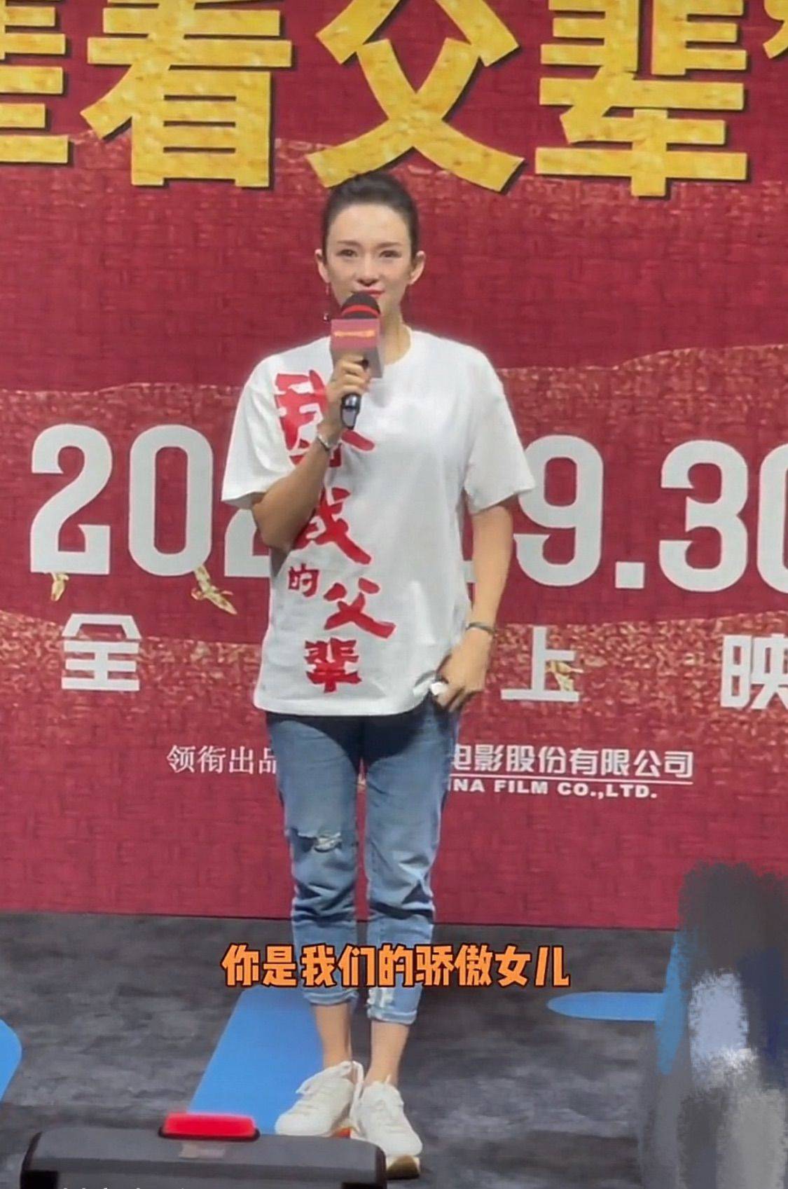 感觉章子怡没有打针的脸，开始下垂有了皱纹，这就是真实的45岁！