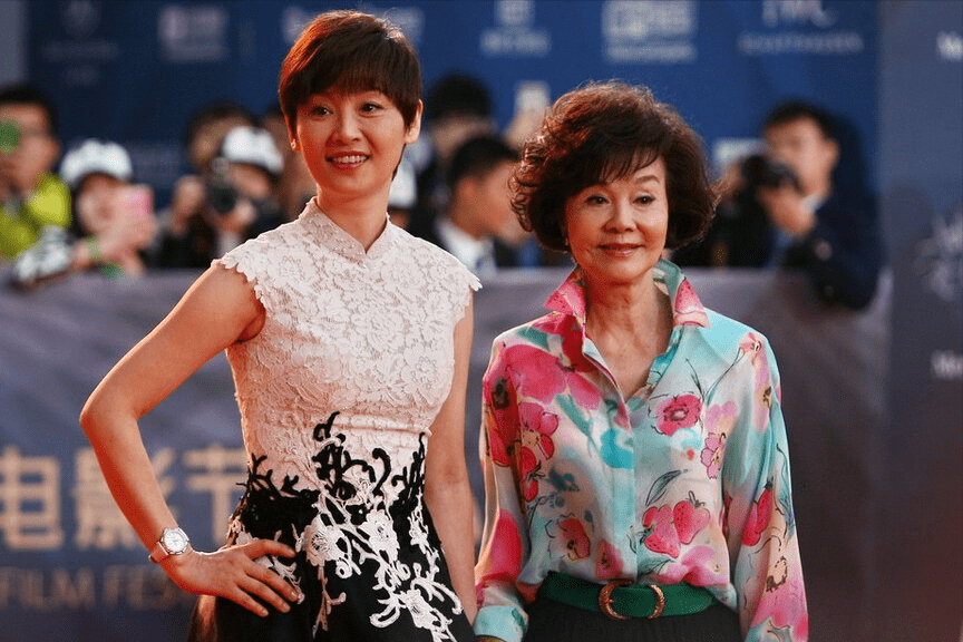 发型归亚蕾：已经70+看上去只有50+的年龄，短发减龄时尚显优雅大气！
