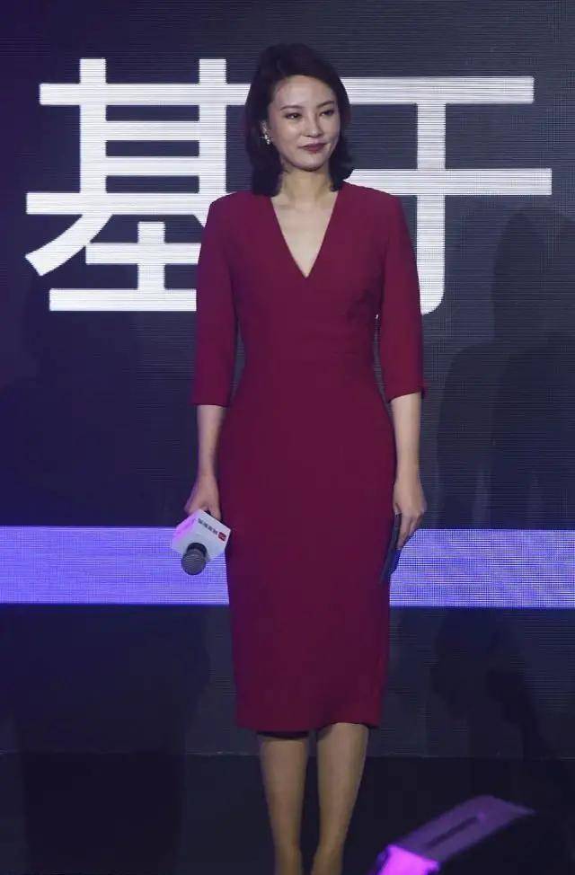 身材 刘芳菲旗袍装扮主持节目，优雅大气有女人味，不愧是央视主持人