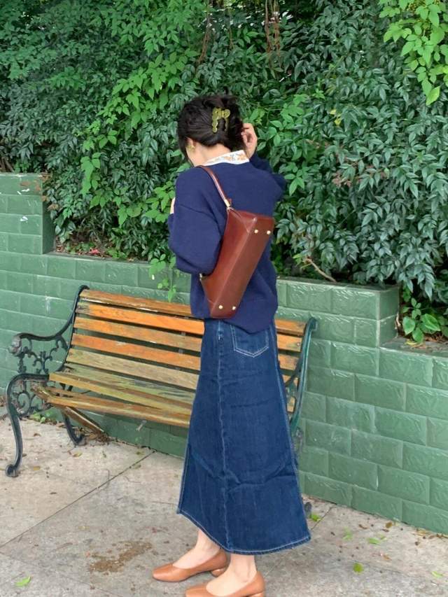 黑色 普通人也适合穿的风格，棕色衬衫+黑色牛仔裤，保暖又时尚