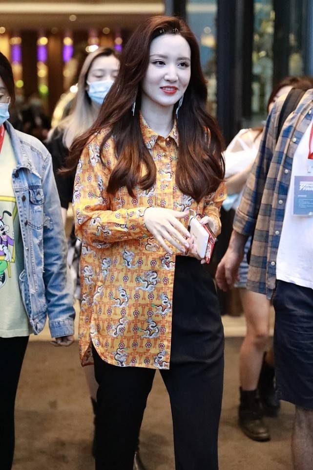 私下里 张萌私下里也挺精致的,脸抹得也太白了,无滤镜生图也没瑕疵