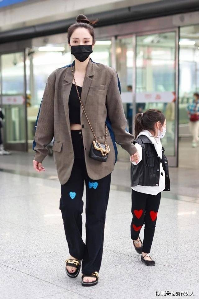 个性 董璇带5岁女儿亮相机场，西装+凉鞋个性潮流，小酒窝俏皮可爱