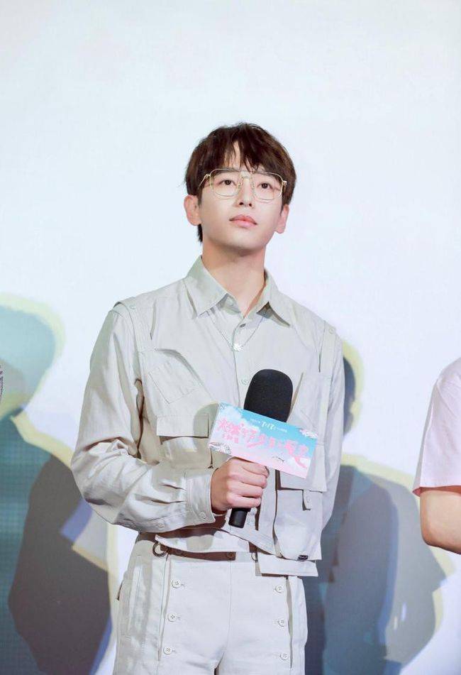 设计 瘦下来的彭昱畅重回颜值巅峰，穿上条纹衬衫满满的少年感，真的绝