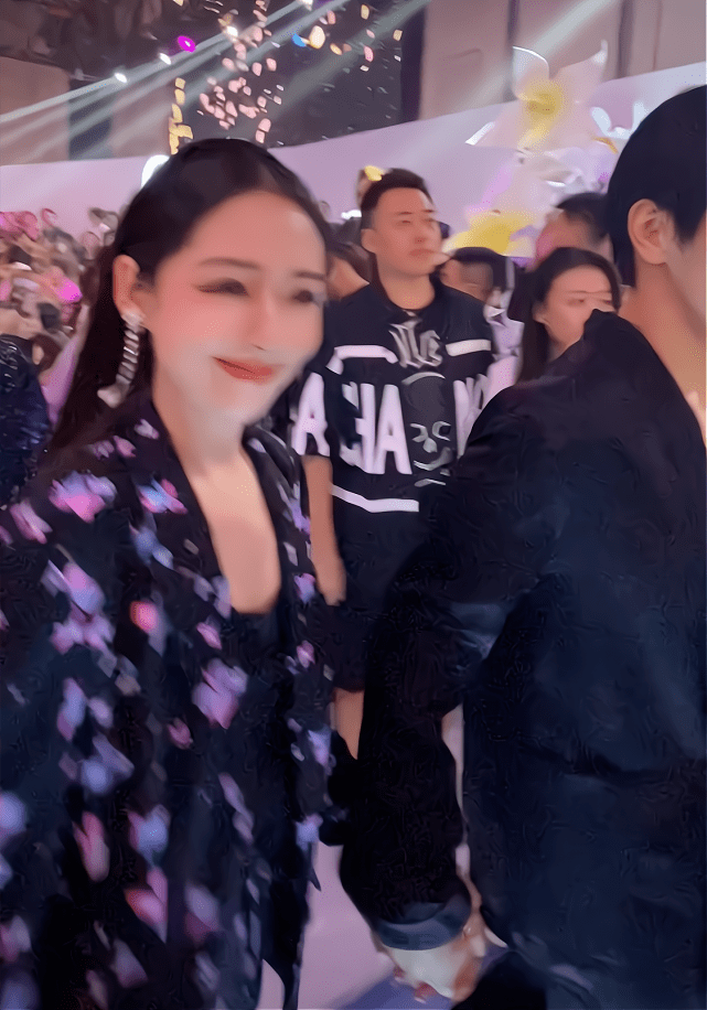 向太 向太穿“钻石裙”大抢风头!豪门婆媳高调看秀,华丽亮相美成花