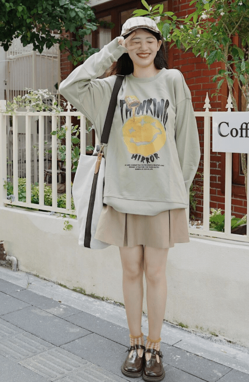 卫衣 卫衣下面别总搭牛仔裤，试试半裙更温柔， 青春时尚还显腿长！