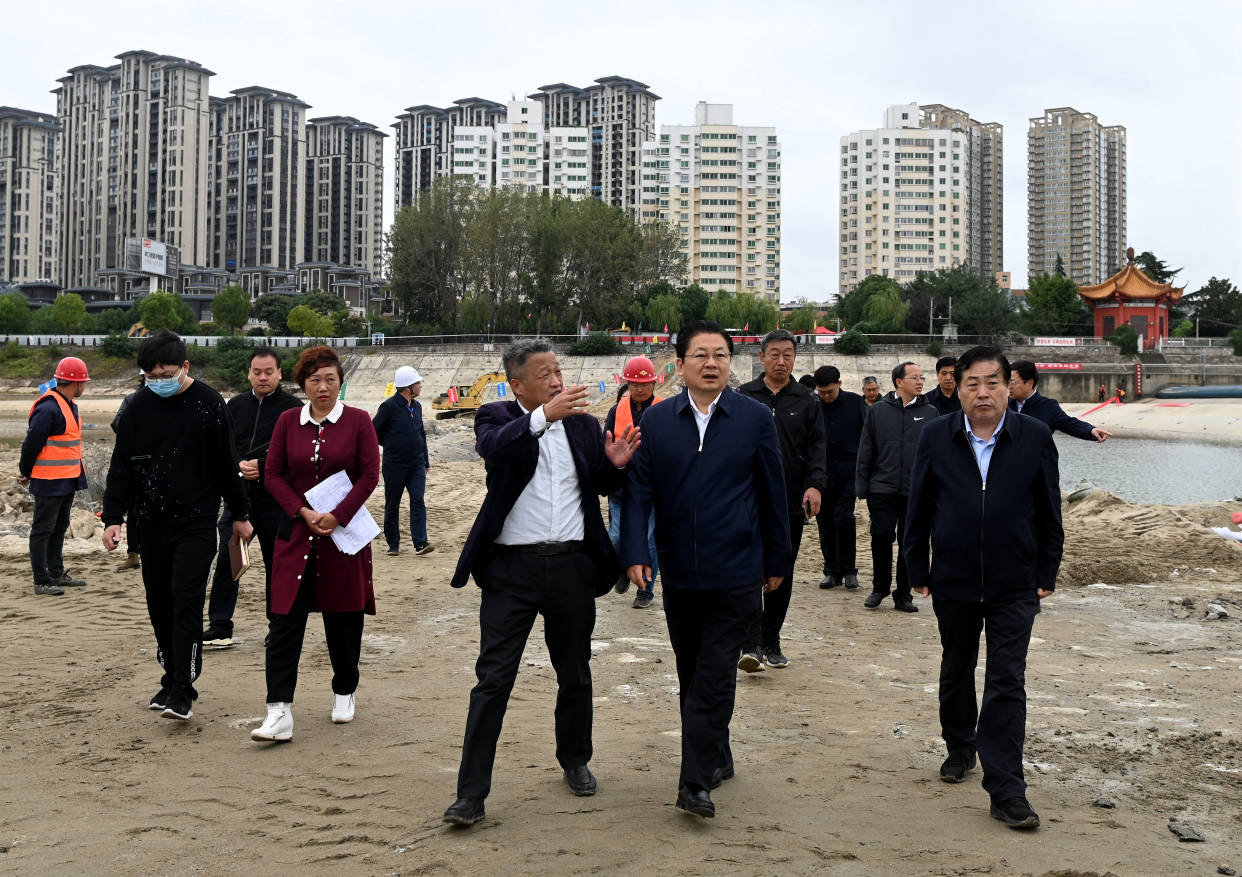 直播南阳讯(记者陈琰炜 王鸿洋)10月6日上午,市委书记朱是西调研国庆