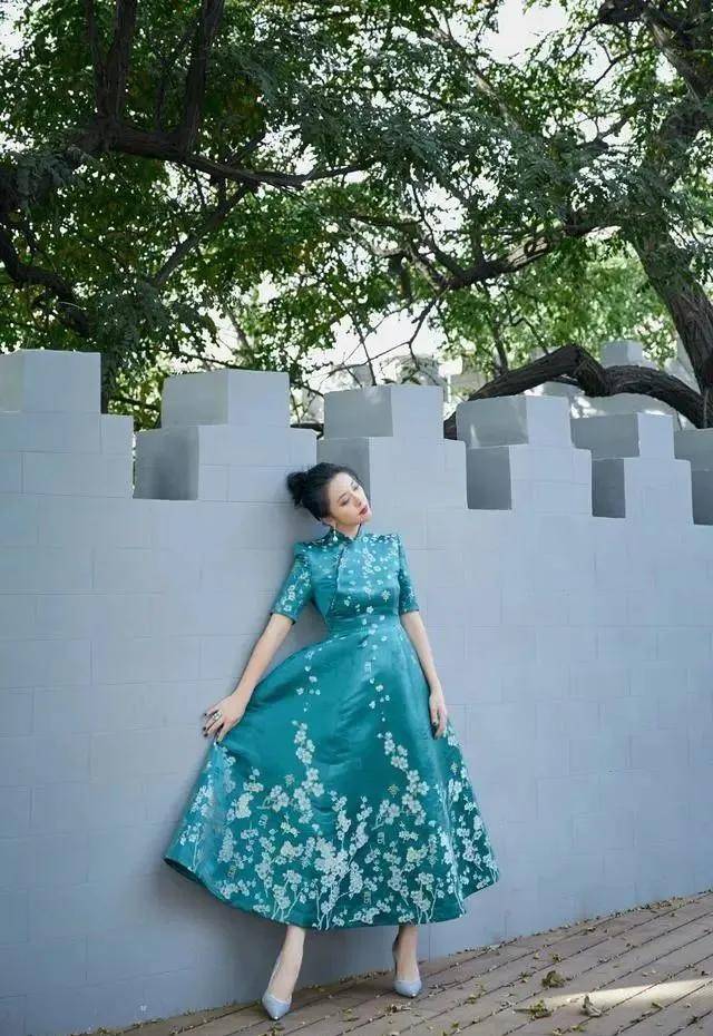 八卦爆料 黄小蕾罕见亮相，一袭青色印花旗袍裙古典知性，被她融合得很完美