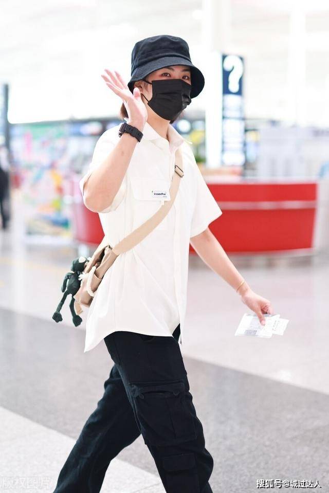 显得 穿宫廷风撞色长裙气场强大，冷艳高贵不输姐姐