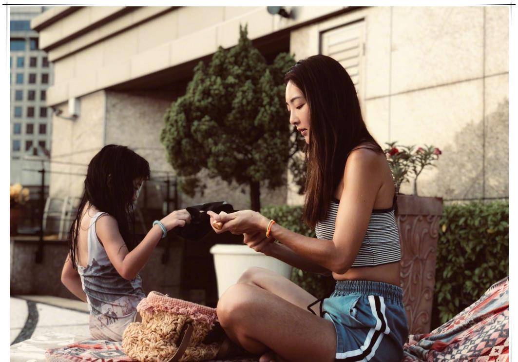 仙女曹格女儿近照，“包子脸”逆袭成仙女，一双腿要逆天