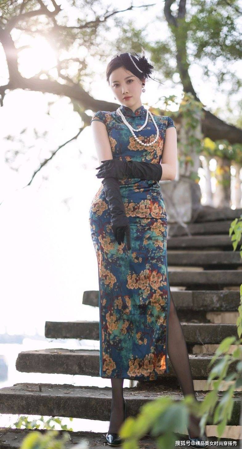 设计 复古的旗袍展现出女性的成熟美,搭配时尚的高跟鞋,尽显优雅范