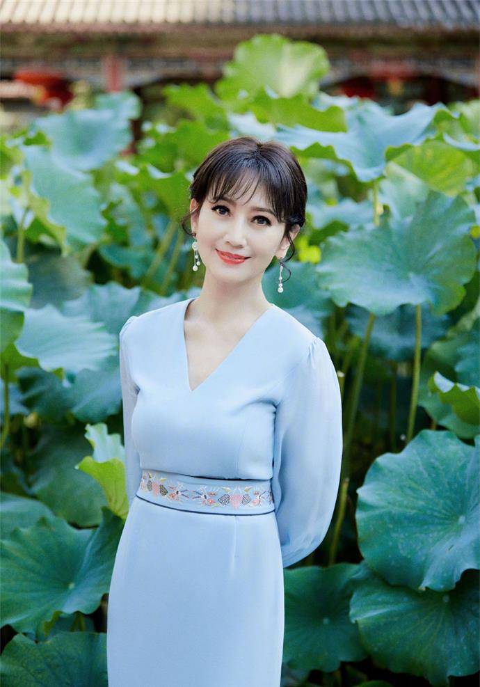 年近 68岁赵雅芝近照曝光，撑油纸伞与荷花比美，不老容颜气质宜人！