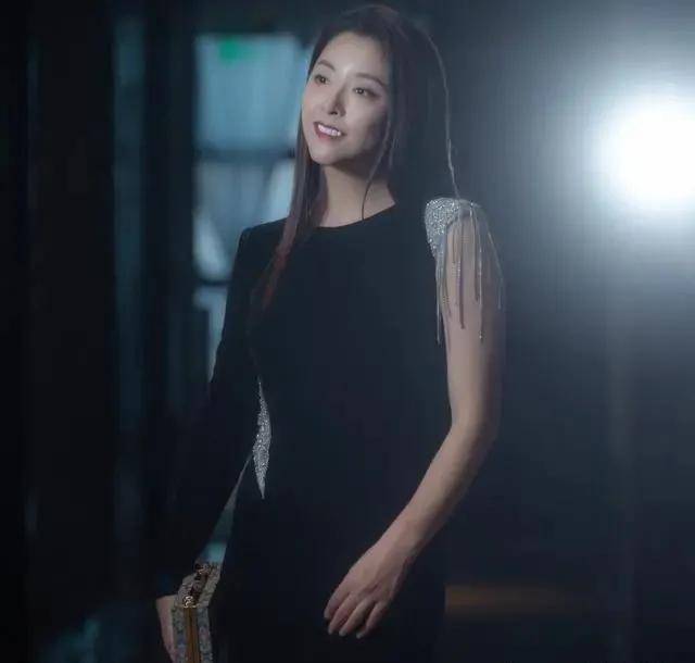 八卦爆料 黄小蕾罕见亮相，一袭青色印花旗袍裙古典知性，被她融合得很完美