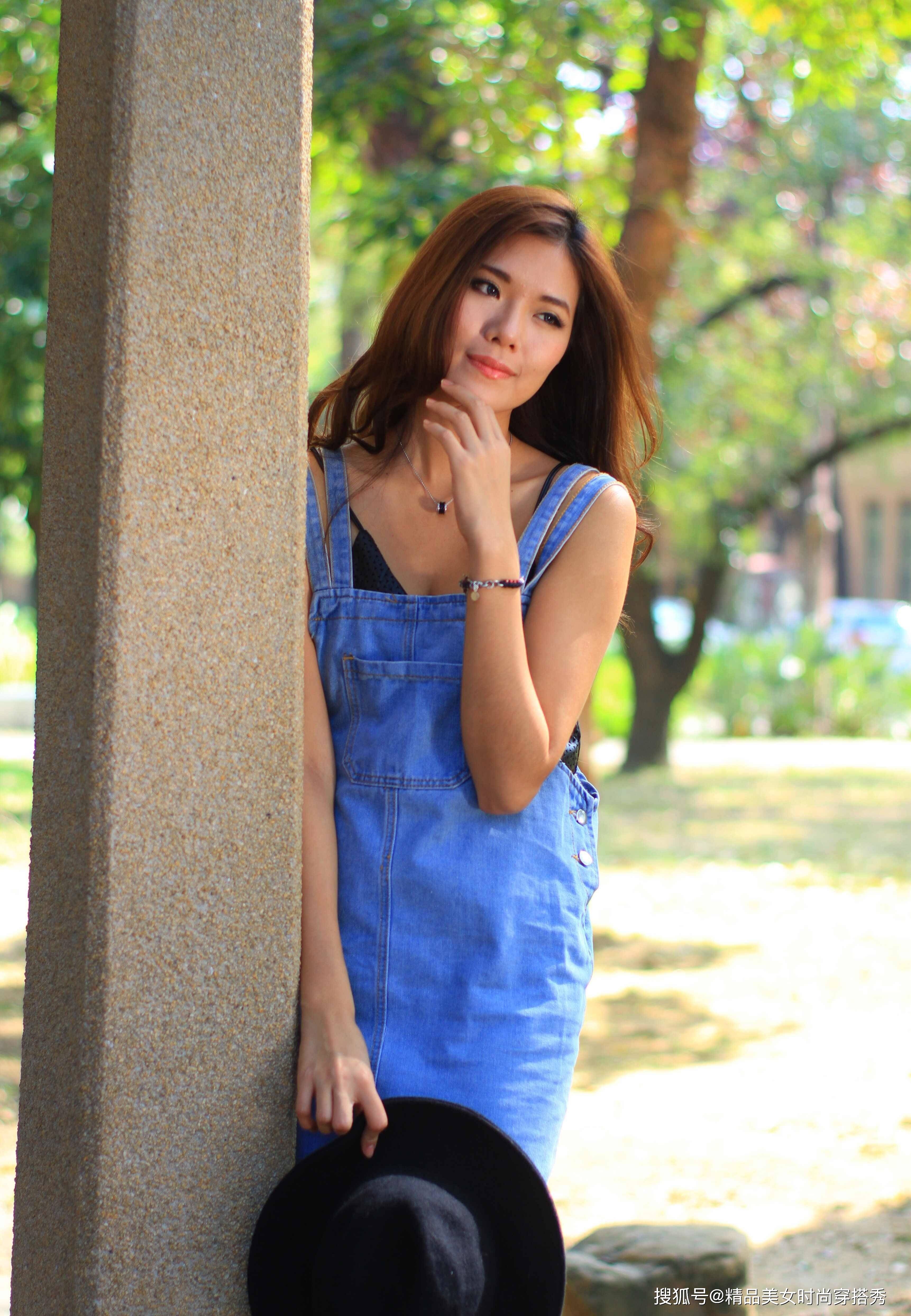 漂亮 浅色的牛仔吊带裙休闲又减龄，内搭一件吊带背心简约个性