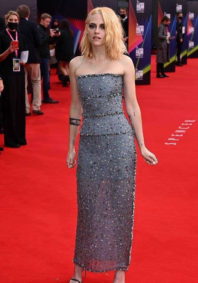 电影|31岁“暮光女”罕见穿华丽裙装，无修图也超美，戴妃电影充满争议