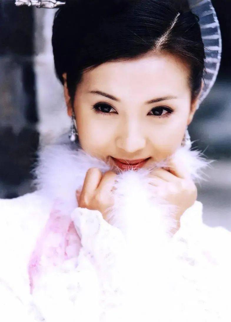 角色|“万人迷”陈好复出,42岁可清纯可知性,网友:脸不僵硬真美!