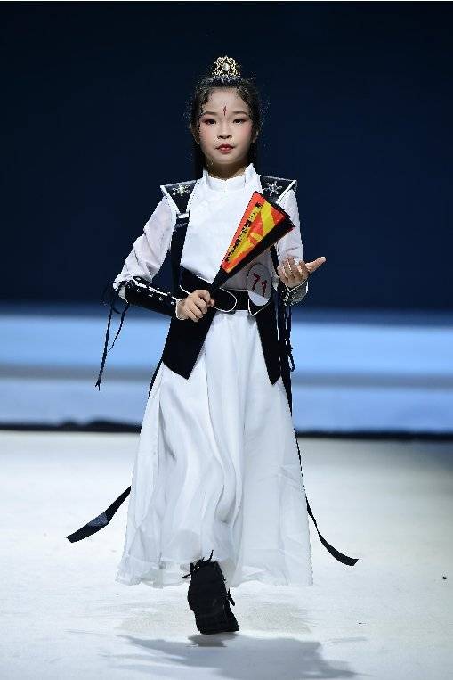 第四季中国星童模全国人气总冠军吕文瑜