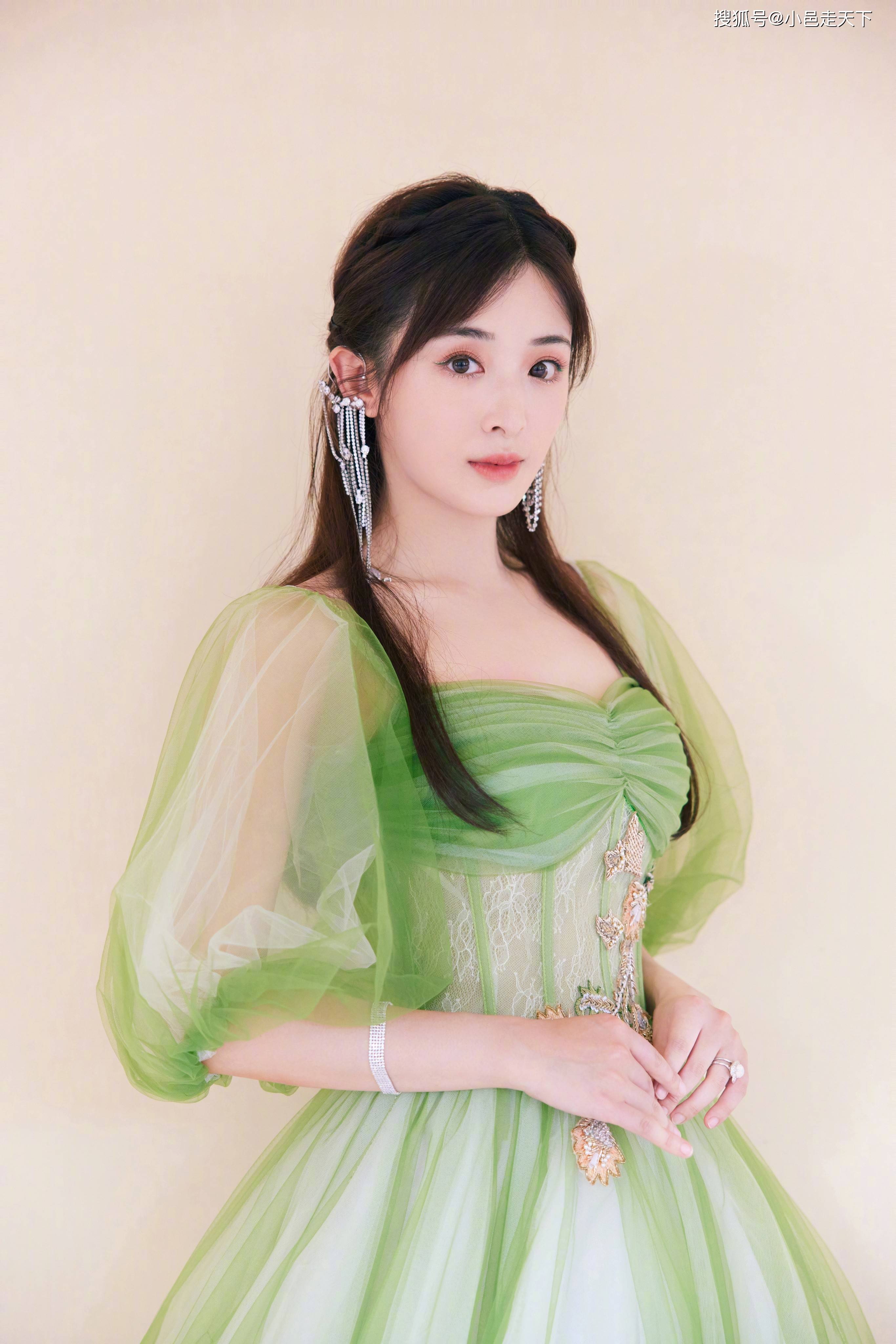 长裙 张含韵绿色长裙妩媚写真