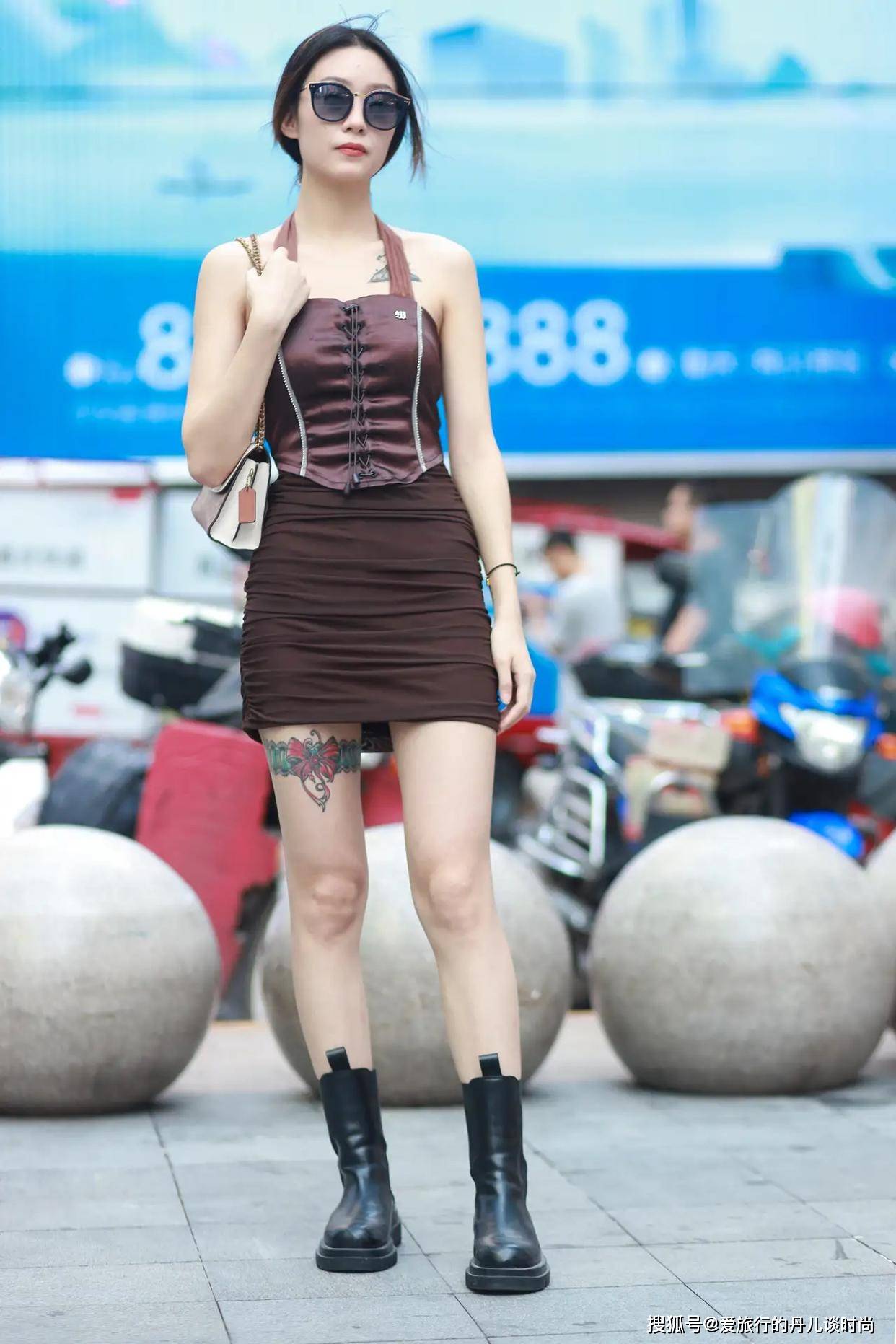 个性 酒红色吊带衫搭配酒红色包臀裙，脚踩黑色短靴，性感又酷炫
