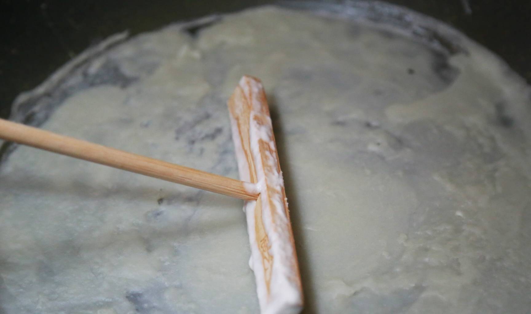 清水|早餐我家如此做,2个鸡蛋一碗面,搅一搅10分钟就上桌,好吃筋道