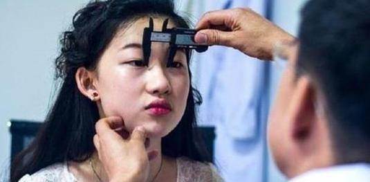 名字19岁女孩花百万整容变刘亦菲，连名字都是高仿，如今却变得怎样？