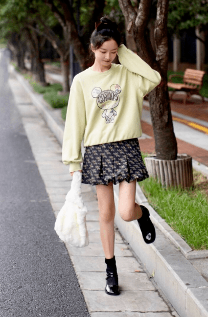 卫衣 卫衣下面别总搭牛仔裤，试试半裙更温柔， 青春时尚还显腿长！