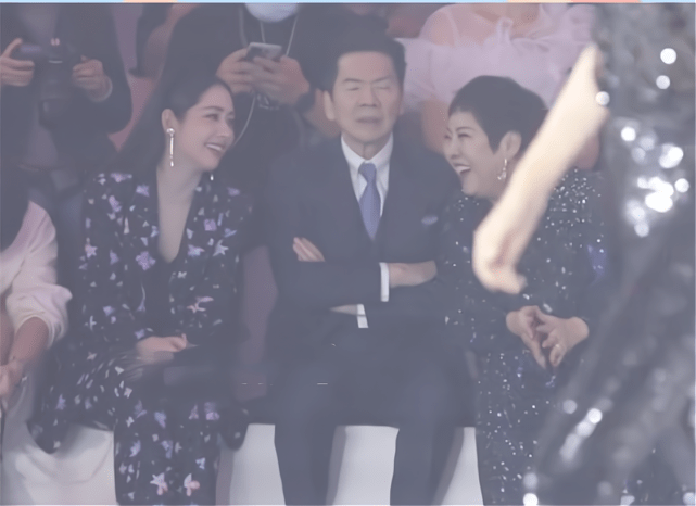 向太 向太穿“钻石裙”大抢风头!豪门婆媳高调看秀,华丽亮相美成花