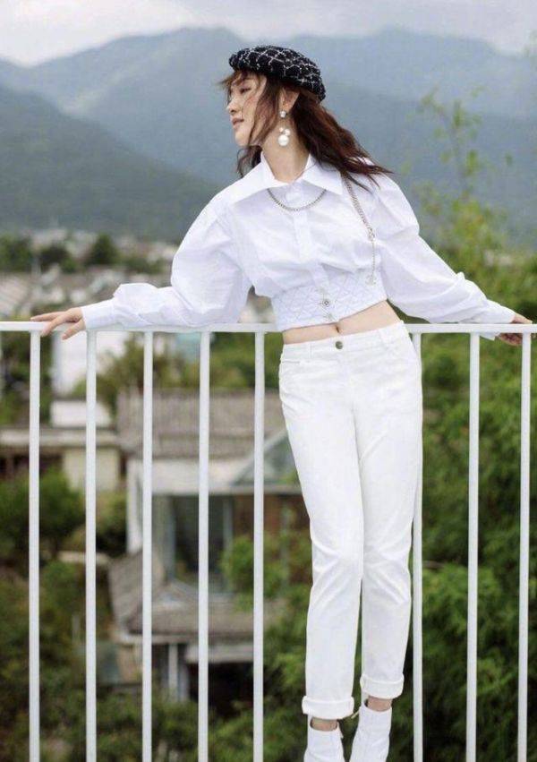 身材 杨钰莹真“不服老”,50岁穿风衣还玩下衣失踪,不说以为30岁