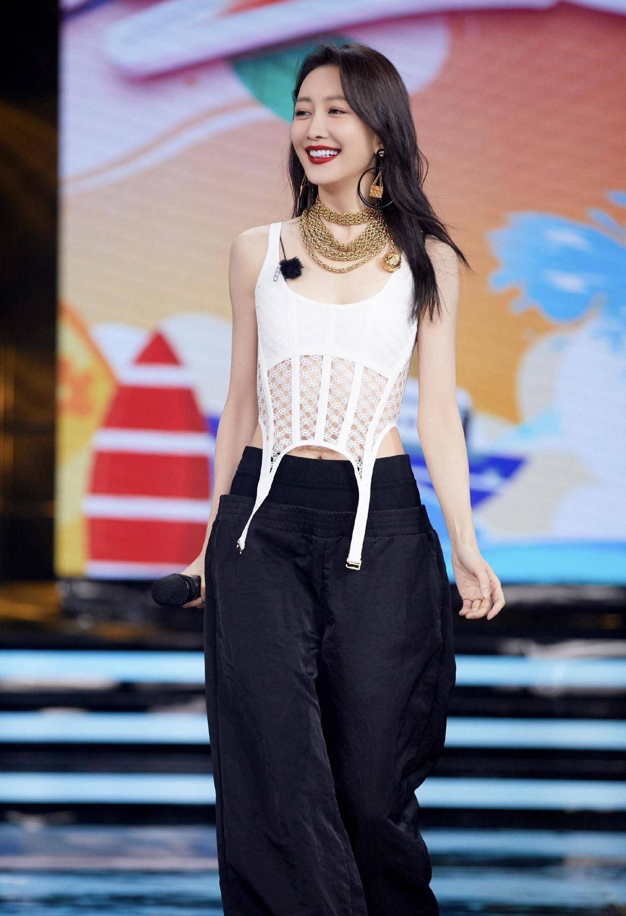 王鸥真"放得开",穿蕾丝白裙大玩纯欲风,这腿小姑娘都羡慕_连衣裙