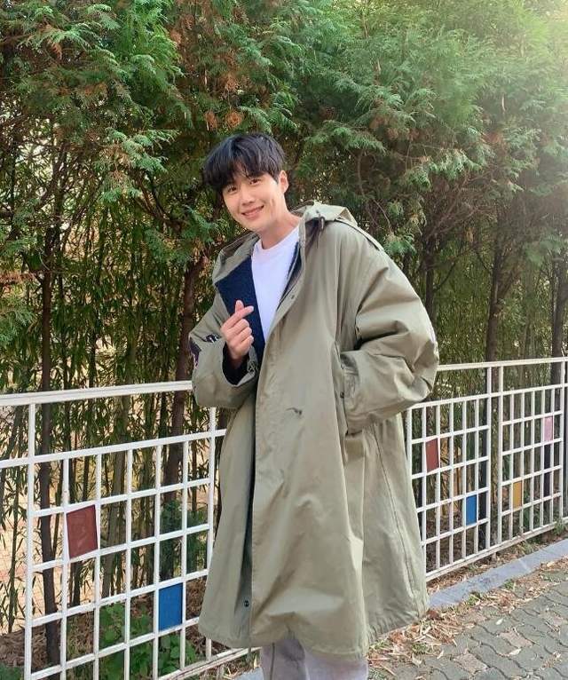 虎子有着迷人的酒窝 让人放心的演技 金宣虎近期日常穿搭合集