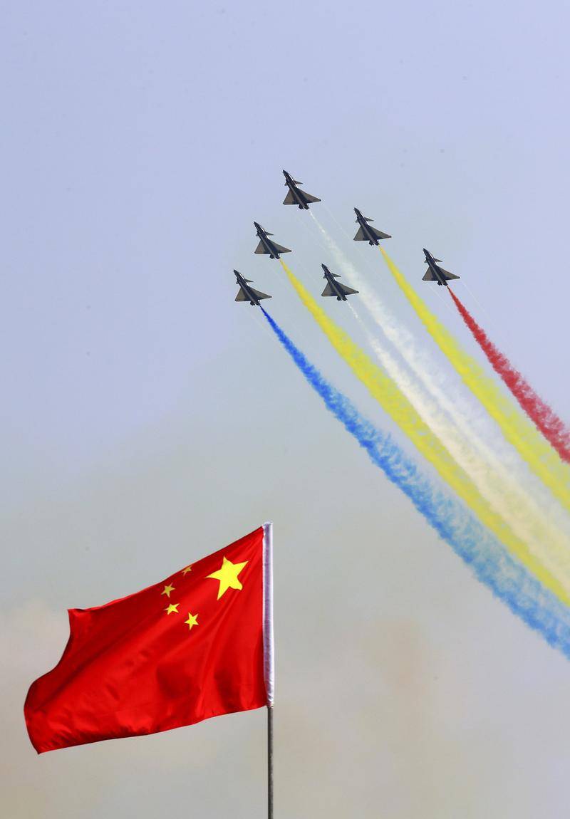 八一飞行表演队在珠海航展进行飞行表演 新华社记者 琚振华 摄