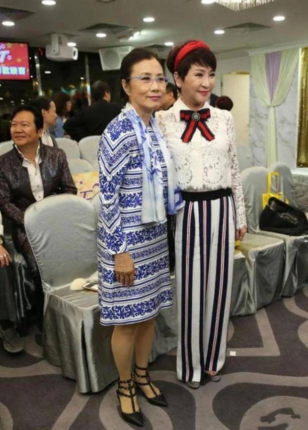 狄波拉 当74岁汪明荃与69岁狄波拉同框，才知道“自然老”也可以这么美