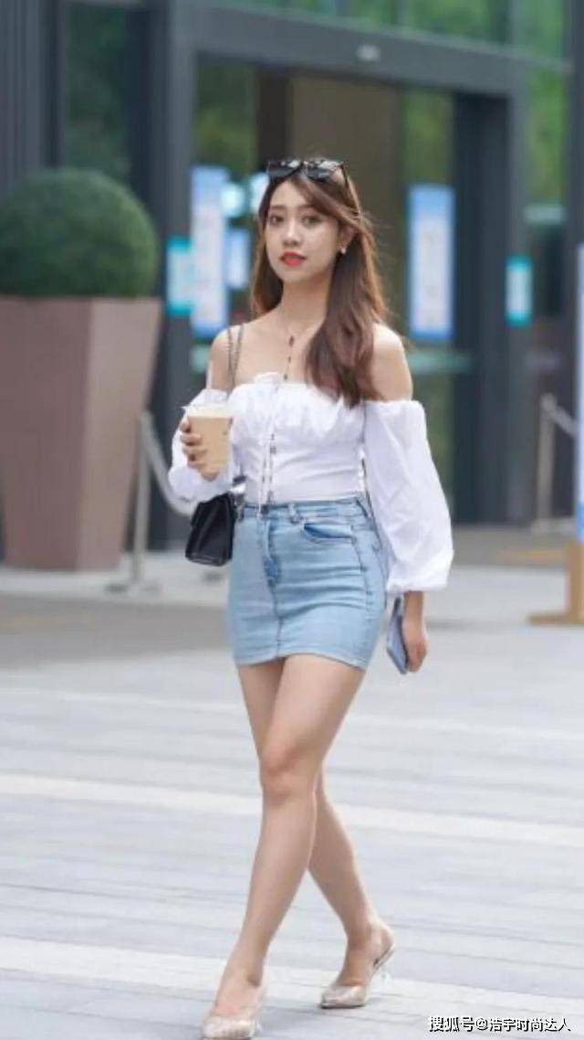 设计 一字肩衬衫搭配牛仔包臀裙,高矮胖瘦都能穿,饱满又圆润