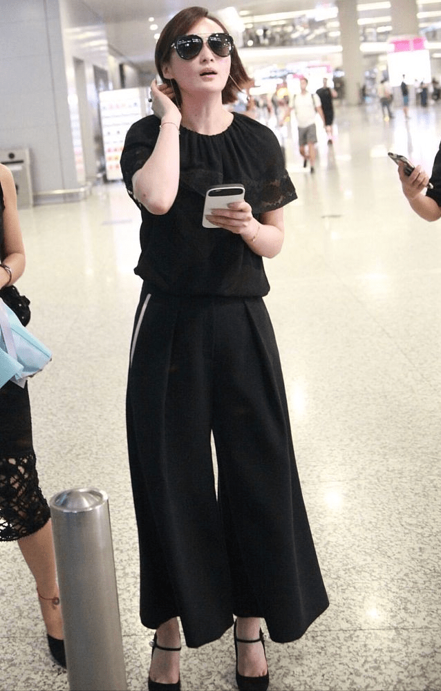 设计 蒋勤勤的娇妻人设很稳,穿黑色套装都不显老,气质温柔又大气