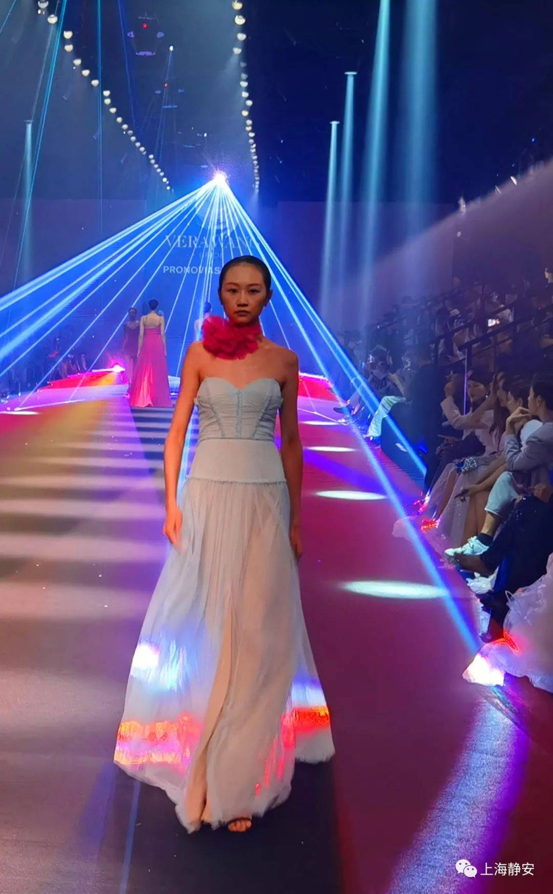 上海 “婚纱女王”Vera Wang推出的新品牌礼服秀为2022上海时装周SIFS