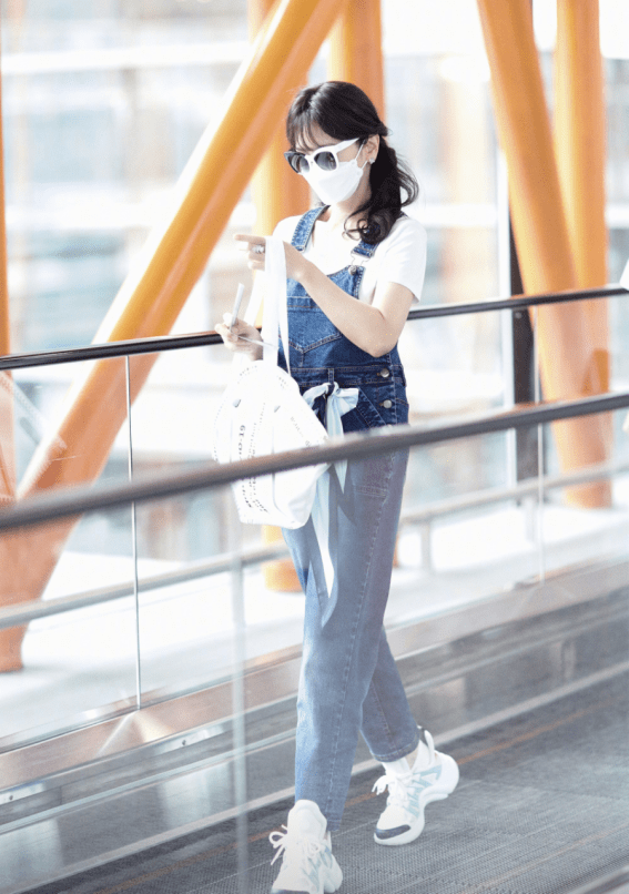 整体 赵雅芝真懂得往“嫩”了穿，T恤配背带裤，66岁比26岁还青春活力