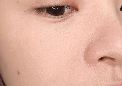 地方中年女人化妆：一个地方要白，一个地方要黑！不用装嫩，简单漂亮