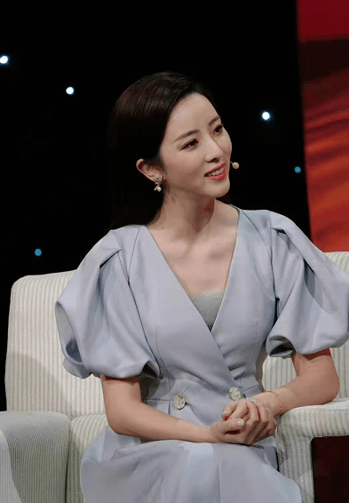 身材 央视一姐李思思不惧素颜！穿健美裤秀出超模腿，难怪能惊艳撒贝宁