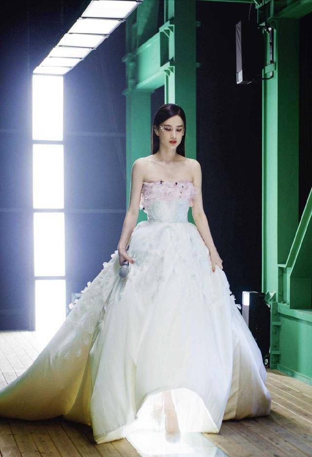 马尾 黄圣依太有“小心机”,格纹半身裙中间短两边长,不经意间秀美腿