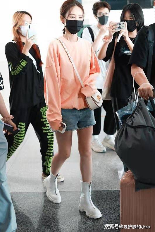 卫衣 ?李一桐“上长下短”好时髦，粉色卫衣青春显嫩，元气满满似学生妹