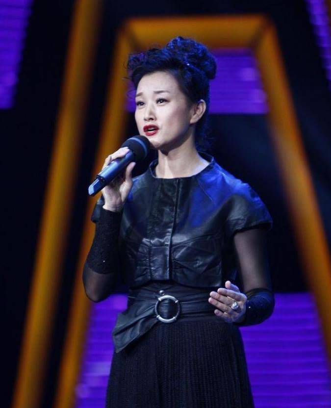 宋祖英 宋祖英烫羊毛卷好显年轻，穿黑色皮衣裙又美又飒，55岁还有曲线美