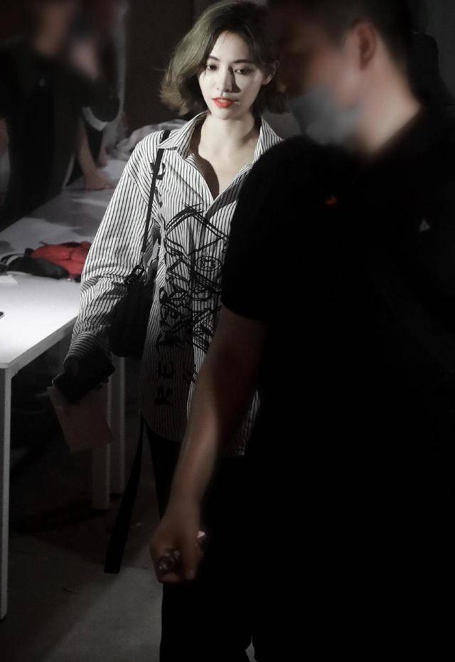 黑色 许佳琪的魅力无人能及,短发造型配条纹衬衫中性洒脱,时髦利落