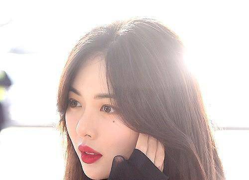 好身材 泫雅选的裙子很奇怪，好身材都藏住了，看着像个小孩一样