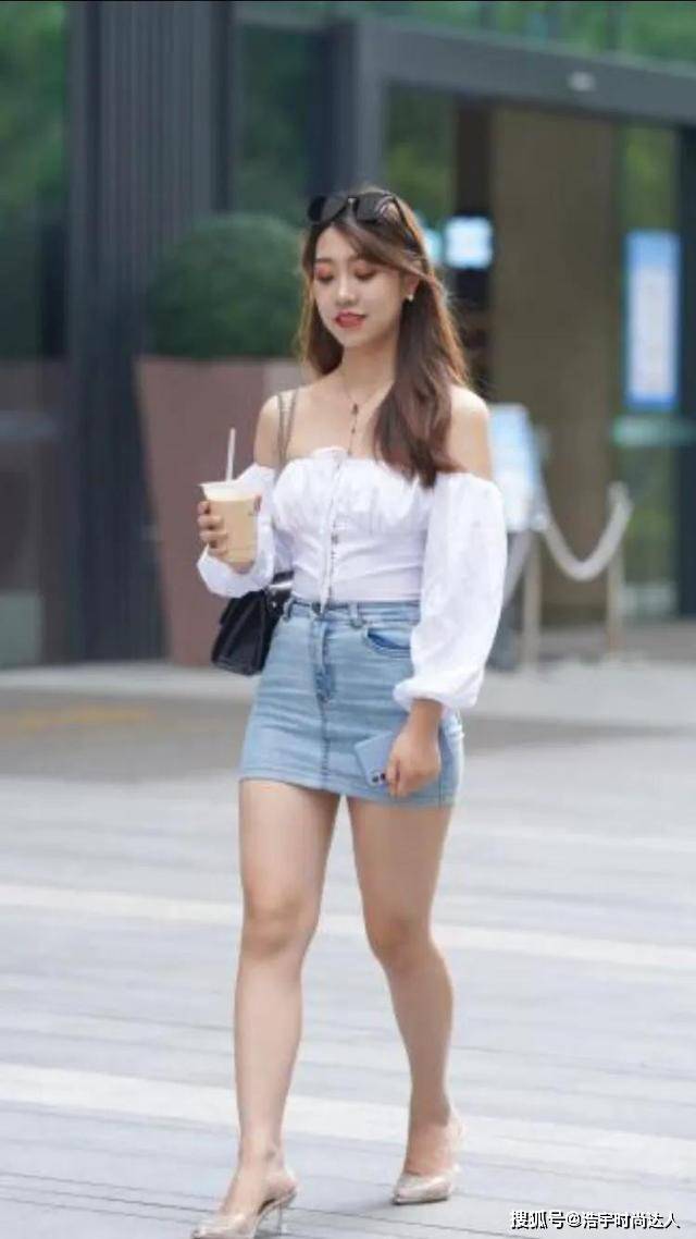 设计 一字肩衬衫搭配牛仔包臀裙,高矮胖瘦都能穿,饱满又圆润