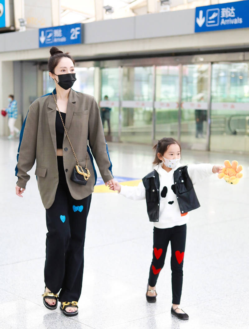 董璇 董璇机场拧女儿耳朵！穿西装露脐装美如画，女儿躲怀里撒娇太可爱