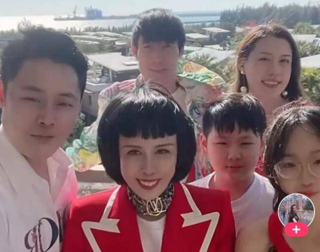 原创55岁的网红猫七七嫁给小18岁的新郎！男方称绝对不是因为钱